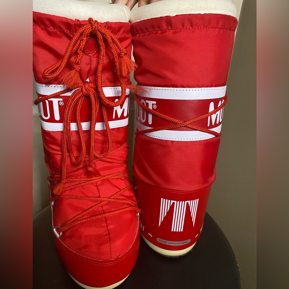 Red moon boots . Great for the winter . Size 8 W .